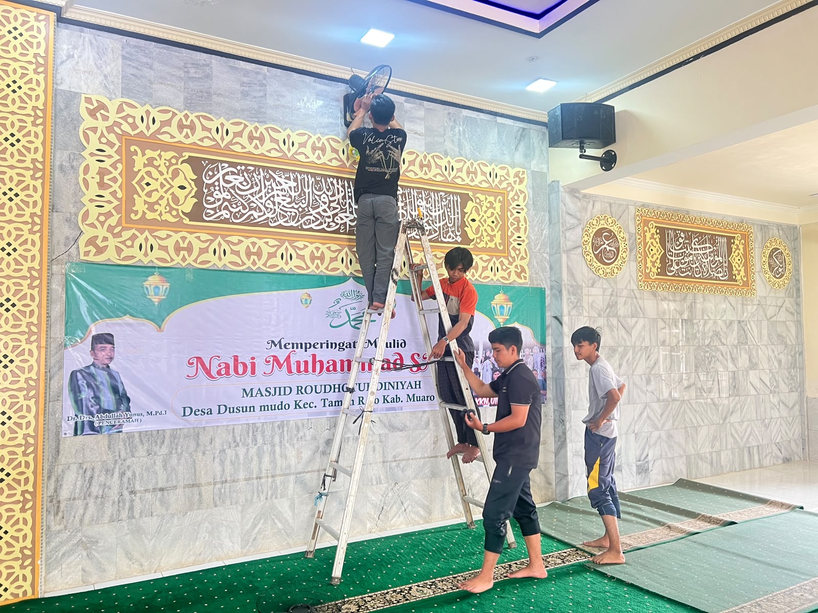 Mahasiswa KKN dan Pemuda Bersihkan Masjid Jelang Maulid Nabi