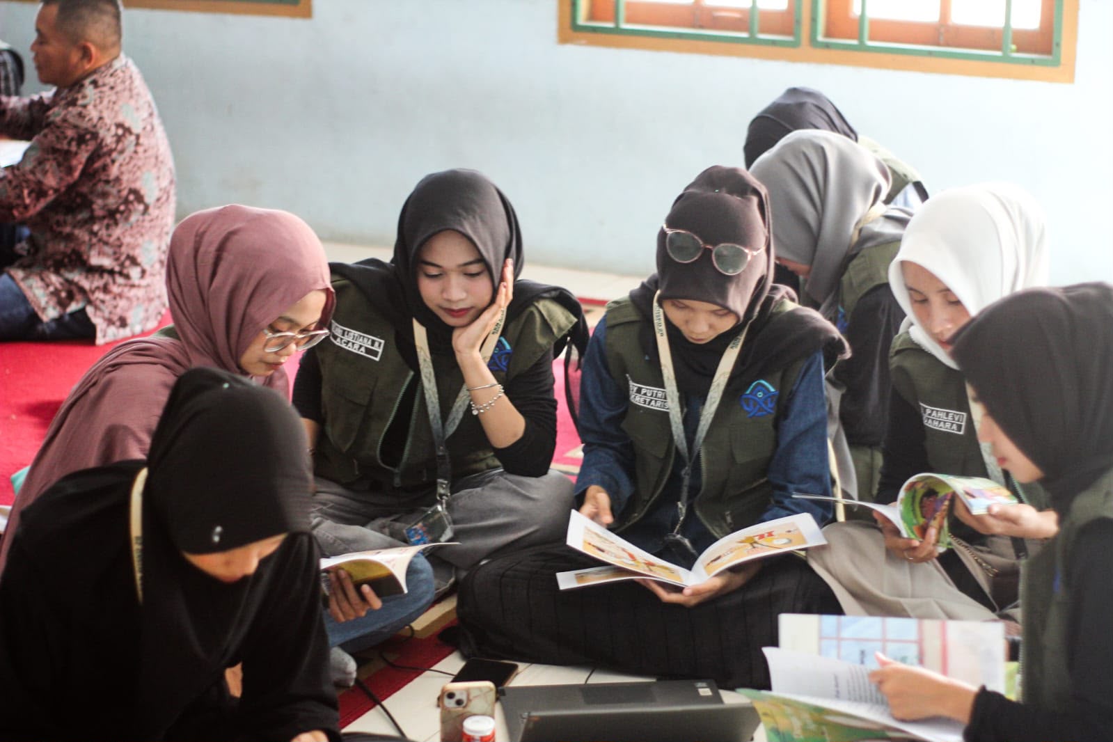 Dukung Literasi Desa, Mahasiswa KKN UIN Jambi Inventarisasi Ribuan Buku Baru di Talang Duku