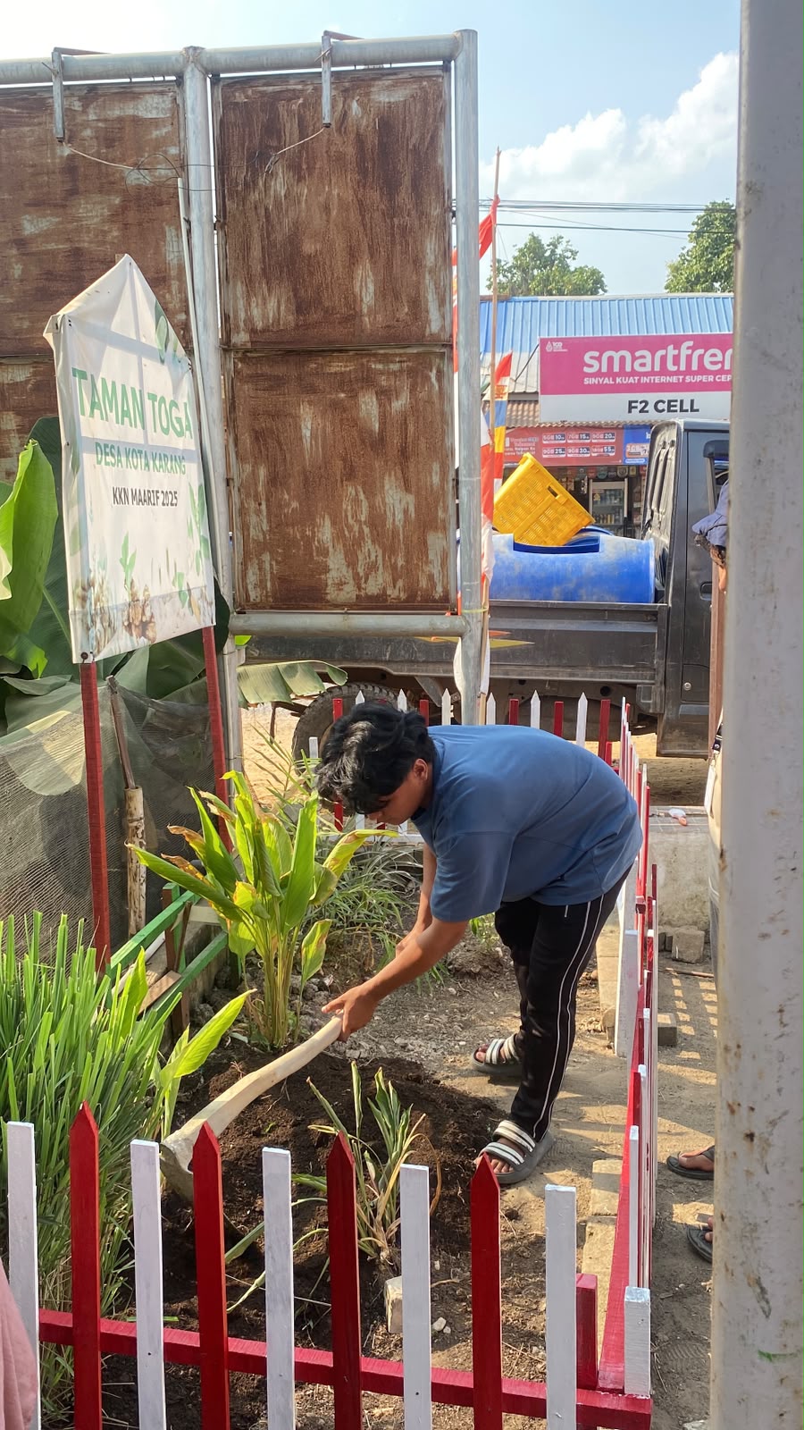 Mahasiswa KKN UIN Jambi Sulap Halaman Balai Desa Kota Karang Jadi Taman TOGA Bernuansa Kemerdekaan