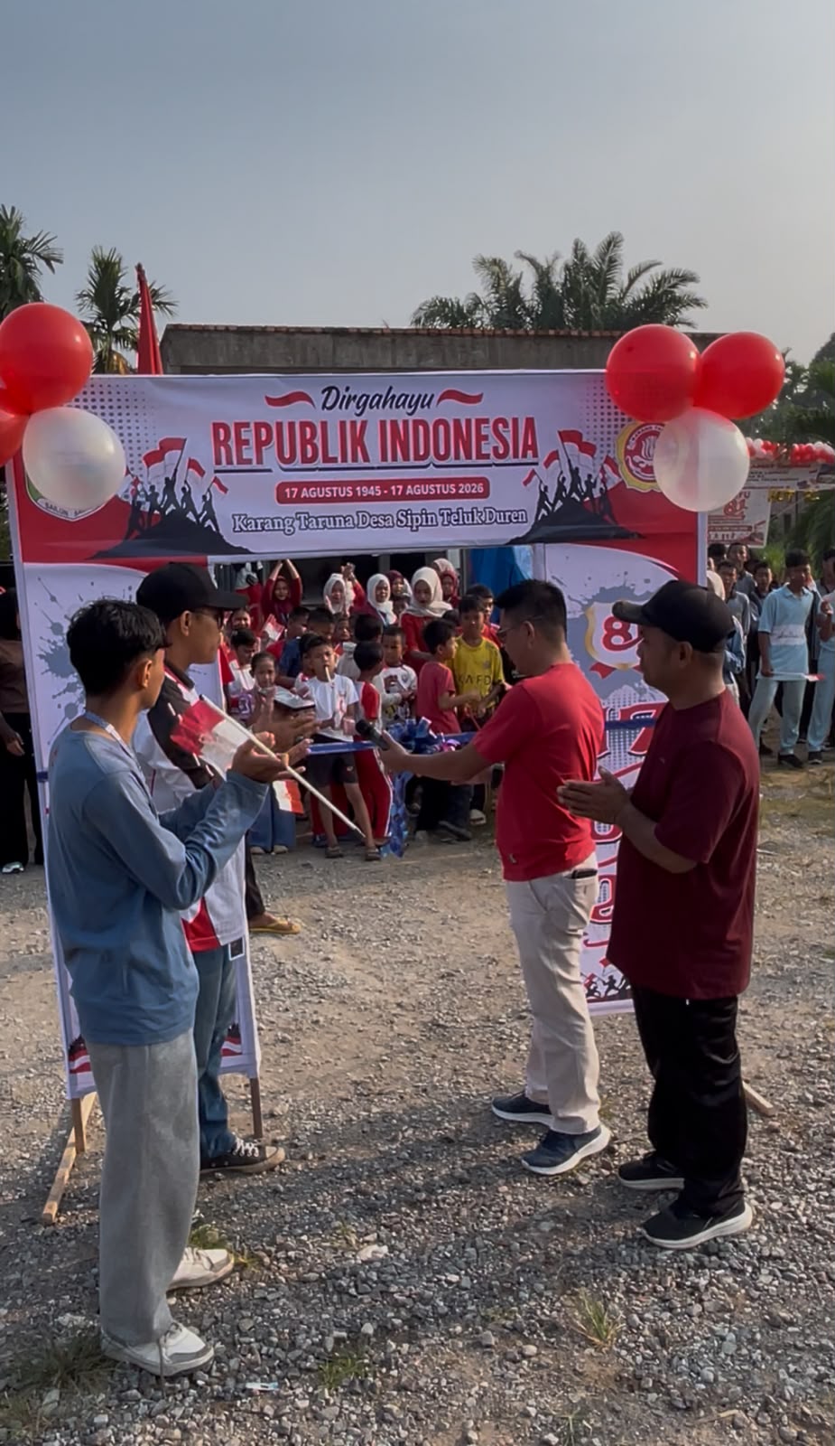 Warga Sipin Teluk Duren dan Mahasiswa KKN, Semarakkan HUT RI 81 dengan Jalan Santai