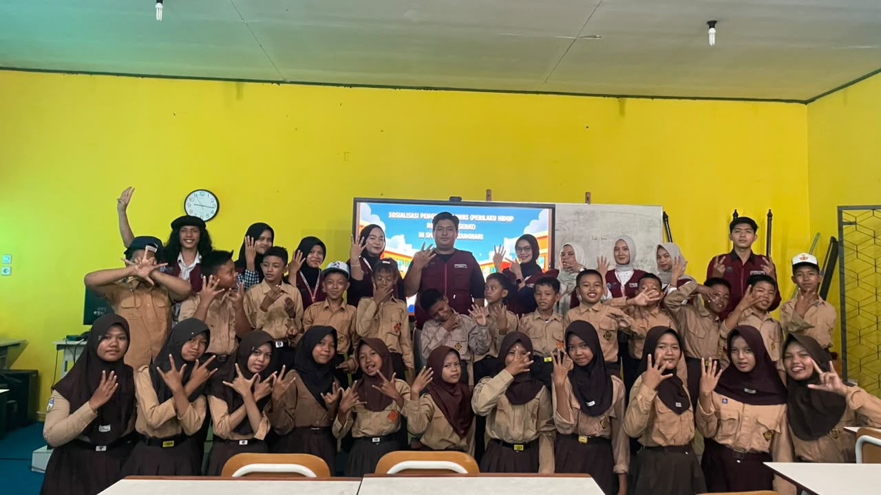 Mahasiswa KKN Edukasi PHBS kepada Siswa