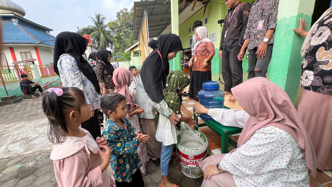 Mahasiswa KKN Edukasi Cara Mencuci Tangan yang Benar