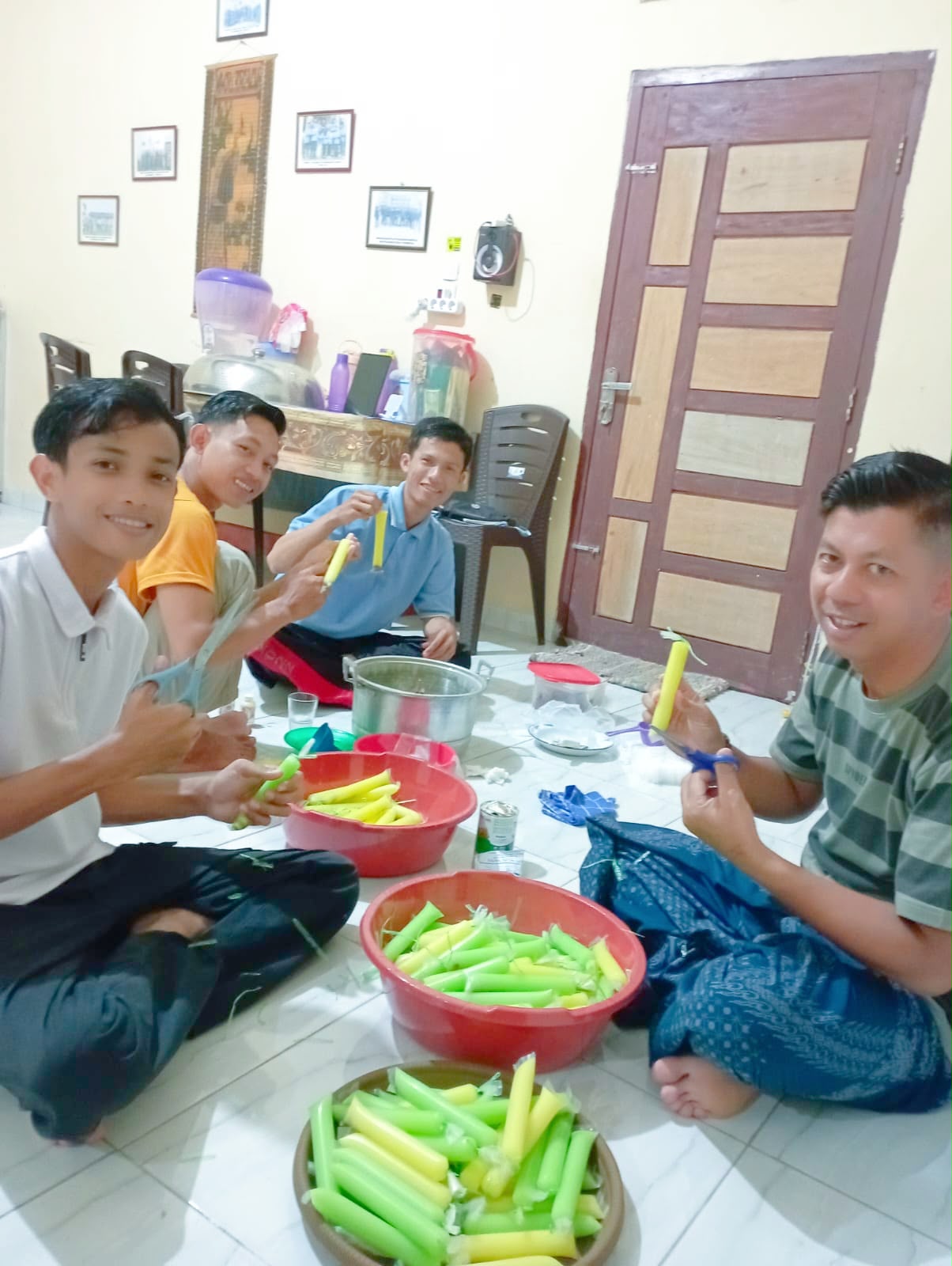 Mahasiswa KKN Dukung UMKM Es Lilin Desa Arang-Arang
