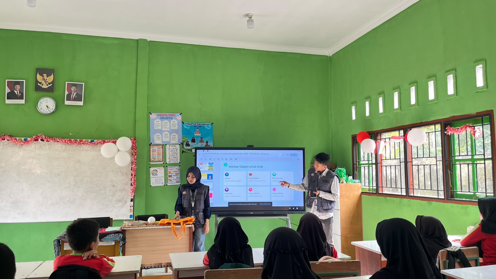 Mahasiswa KKN UIN Jambi Edukasi Siswa Bijak Bergadget