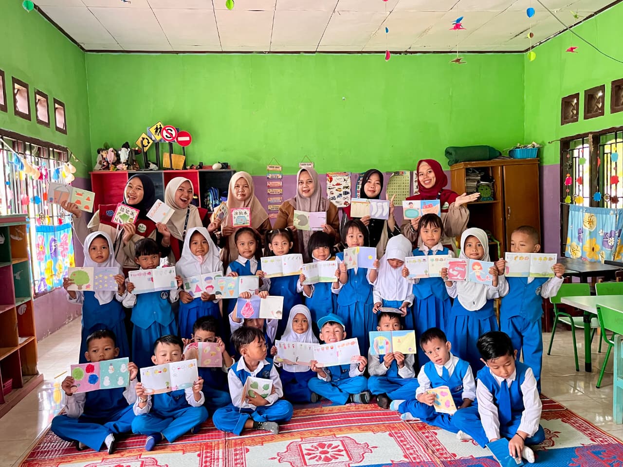 Mahasiswa KUKERTA Berbagi Buku dan Berkreasi Bersama