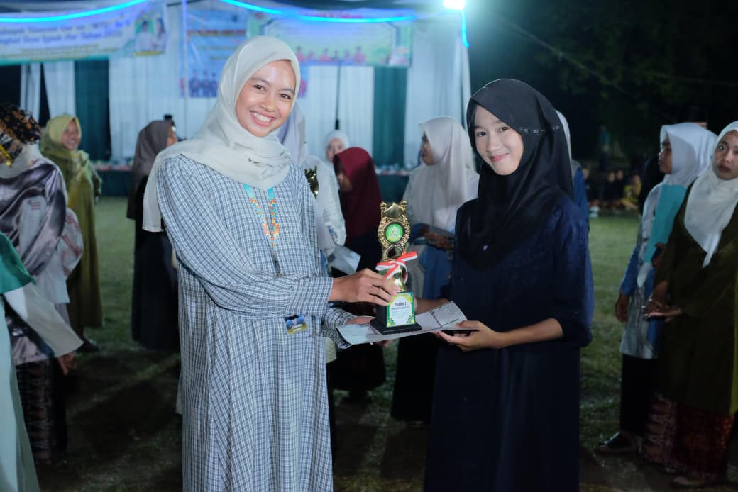 MTQ Desa Lopak Aur Ditutup, Mahasiswa KKN Serahkan Hadiah