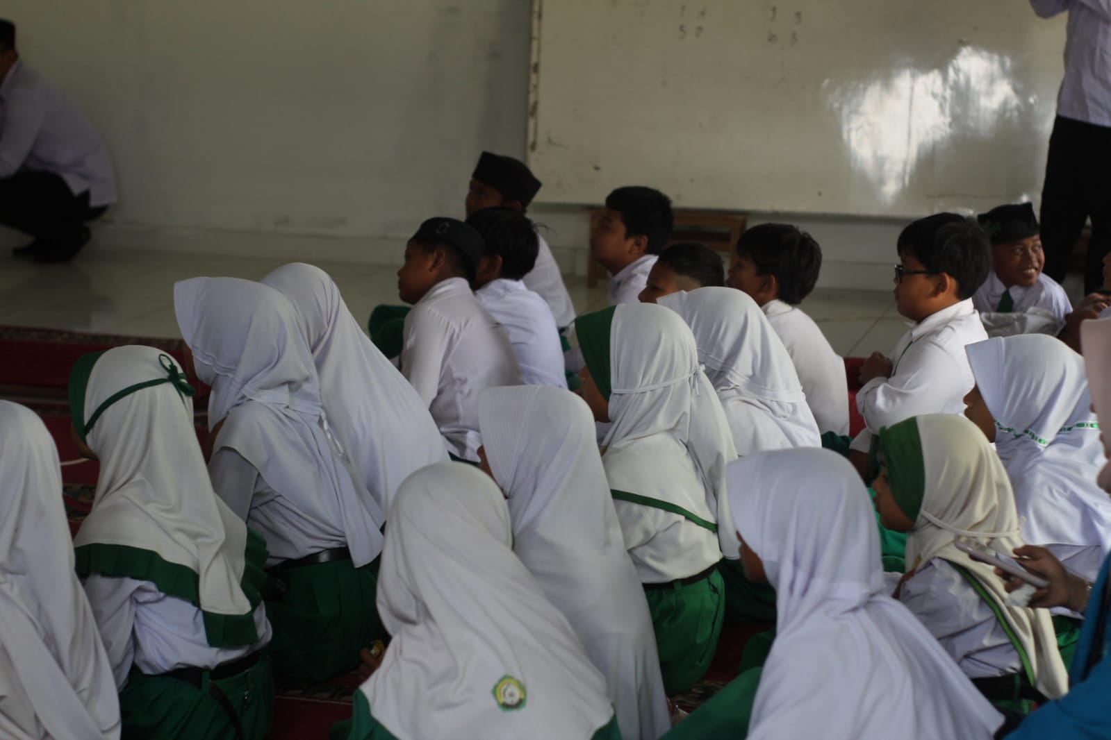 Cegah Anak Manja, KKN UIN STS Jambi Edukasi Siswa MIS
