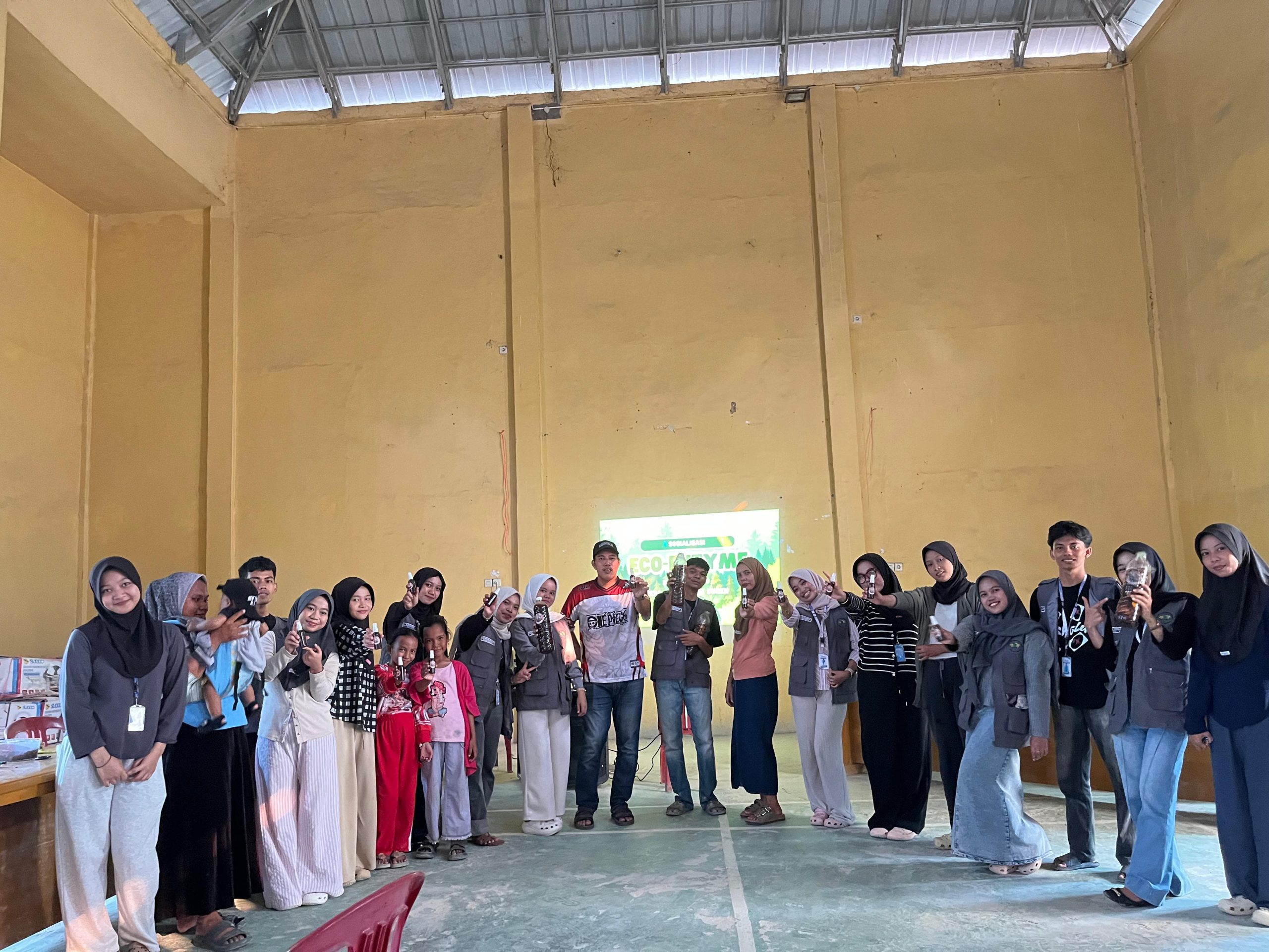 KKN Posko 20 Edukasi Warga Desa Sipin Teluk Duren Membuat Ecoenzyme
