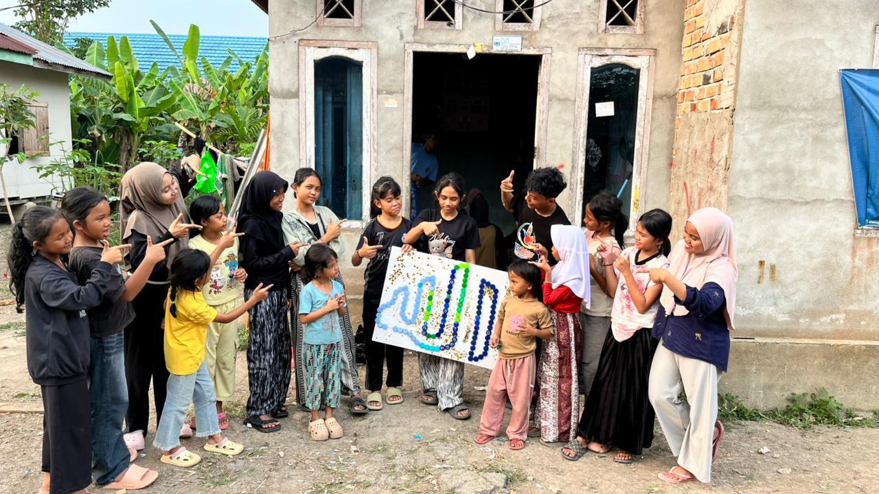 KKN Posko 20 Edukasi Anak Sipin Teluk Duren Olah Tutup Botol Bekas Jadi Kerajinan