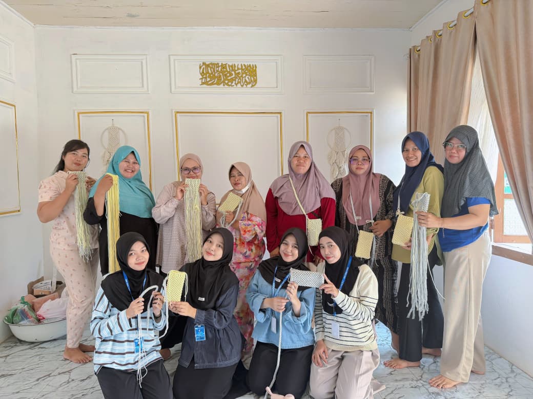 Mahasiswa KKN UIN STS Jambi Mengajak Ibu-Ibu Desa Ture Membuat Anyaman dari Tali Kur